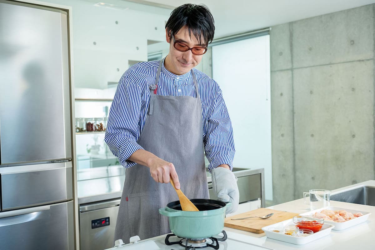 鍋で調理をするホフディラン小宮山さんの画像